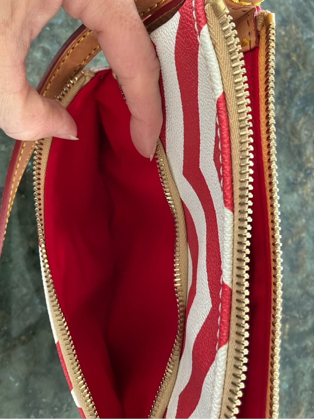 Dooney & Bourke Red Chevron Crossbody Letter Carrier Bag Pouchette J7652644 - Picture 15 of 15